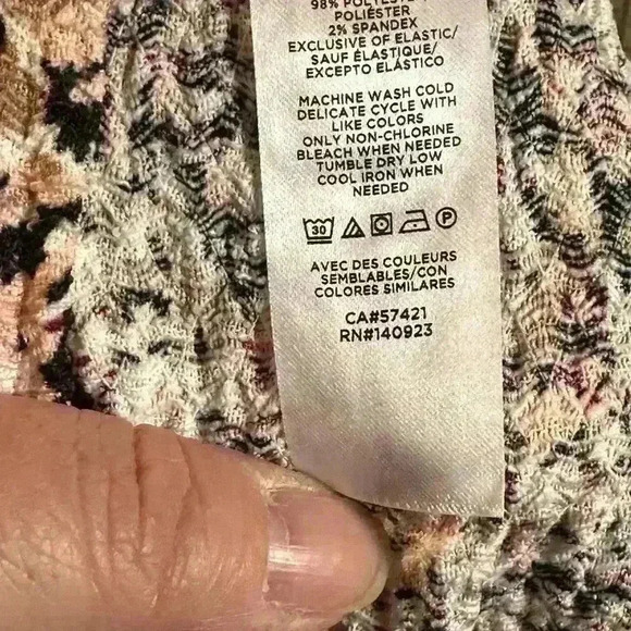 Loft Women’s Floral Top. Roushed Cuffs. Size Large - Picture 6 of 6